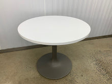 Load image into Gallery viewer, Spec round table flute base